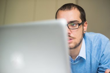 şık iş multitasking çoklu ortam adam evde