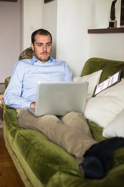 Elegantní obchodní multitasking multimediální muž doma — Stock fotografie