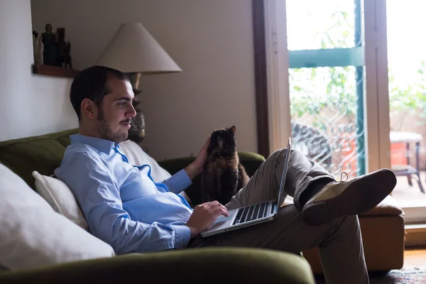 Homem multimídia multitarefa de negócios elegante em casa — Fotografia de Stock