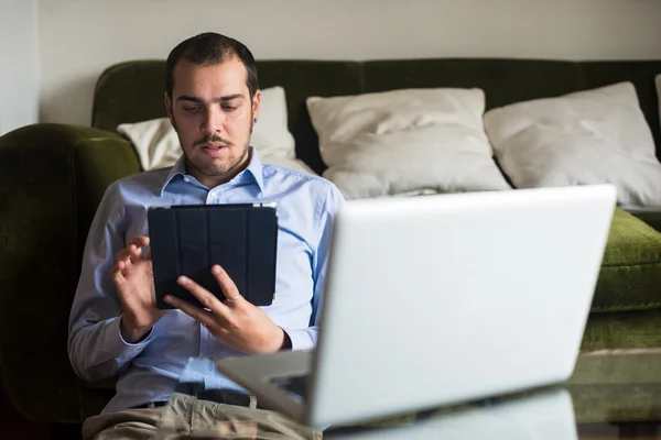 Elegante Business Multitasking Multimedia-Mann zu Hause — Stockfoto