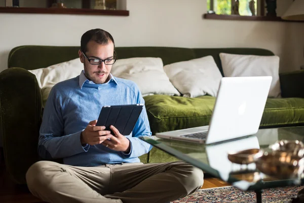 Homem multimídia multitarefa de negócios elegante em casa — Fotografia de Stock