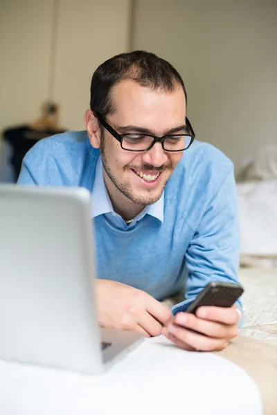 Elegante negocio multitarea multimedia hombre en casa — Foto de Stock