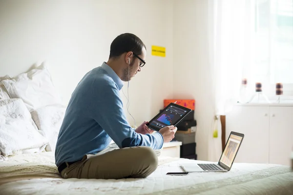 マルチタスクのマルチ メディアの男のエレガントなビジネス自宅でeleganta multitasking multimedia affärsman hemma — Stockfoto