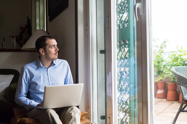 Şık iş multitasking çoklu ortam adam evde — Stok fotoğraf