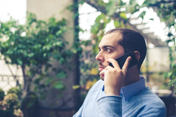 Αριστοκρατική επιχειρηματική multitasking πολυμέσων άνθρωπος στο σπίτι — Φωτογραφία Αρχείου