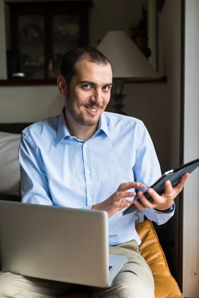 Homem multimídia multitarefa de negócios elegante em casa — Fotografia de Stock