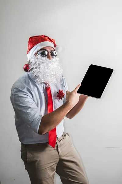 Divertente Babbo Natale Babbo Natale utilizzando tablet — Foto Stock
