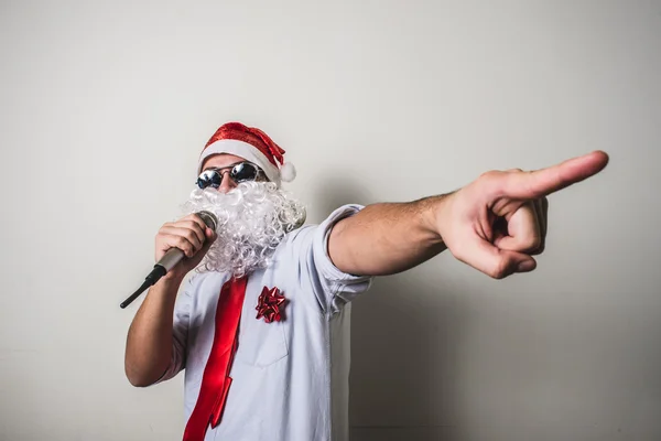 Lustiger Weihnachtsmann babbo natale singend — Stockfoto