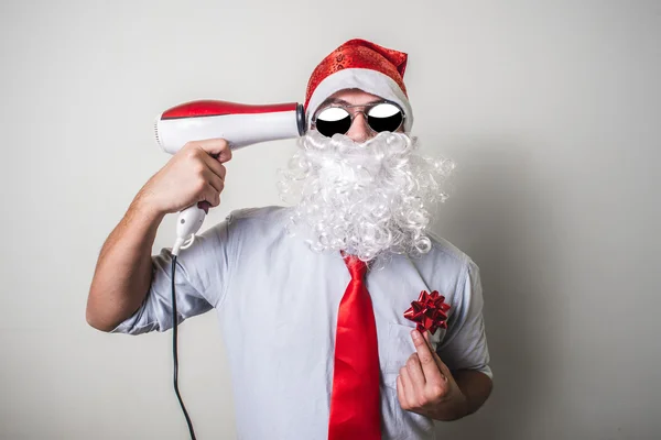 Divertido santa claus babbo natale con secador de pelo —  Fotos de Stock