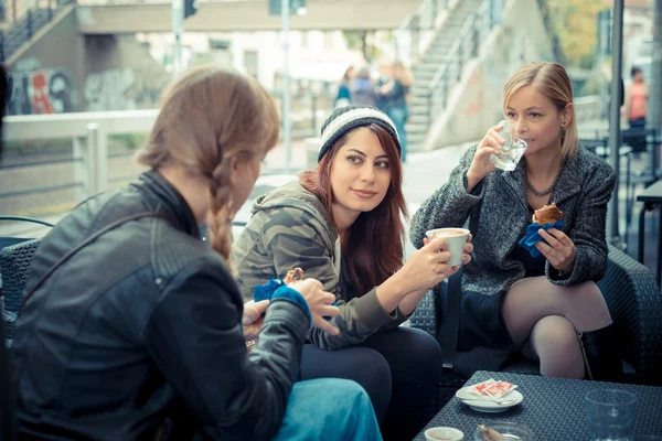 Tre vänner kvinna i baren — Stockfoto