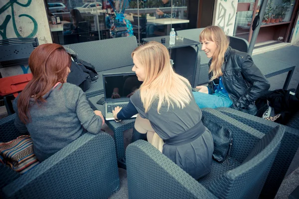 Tři přátelé žena v baru — Stock fotografie
