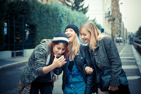 Τρεις φίλοι γυναίκα στο τηλέφωνο — Φωτογραφία Αρχείου
