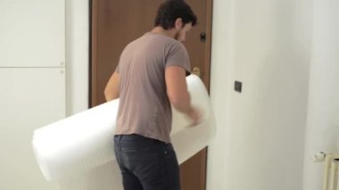 genç adam bricolage çalışma