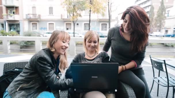 Trois amis femme au bar — Video