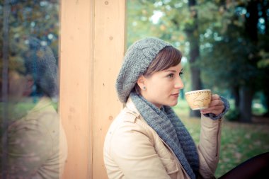 Barda oturan genç güzel kadın