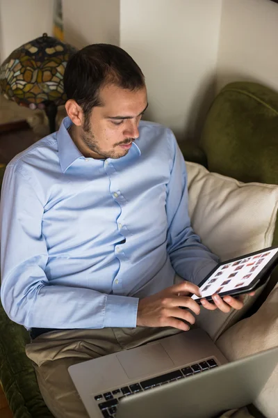 Homem multimídia multitarefa de negócios elegante em casa — Fotografia de Stock