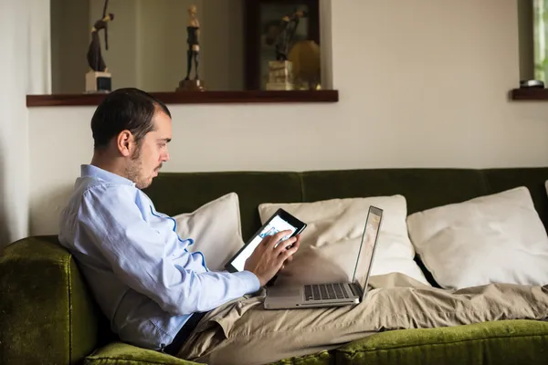 Şık iş multitasking çoklu ortam adam evde — Stok fotoğraf