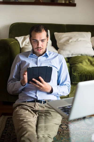 Homem multimídia multitarefa de negócios elegante em casa — Fotografia de Stock