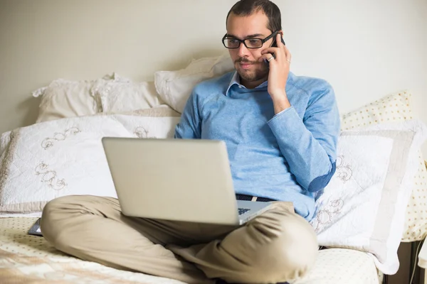 Homem multimídia multitarefa de negócios elegante em casa — Fotografia de Stock