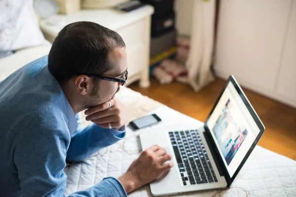 Şık iş multitasking çoklu ortam adam evde — Stok fotoğraf