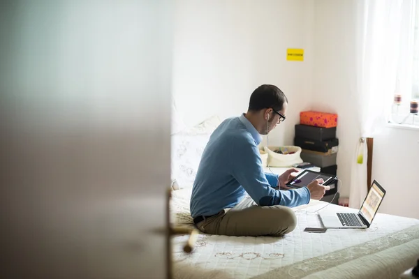 マルチタスクのマルチ メディアの男のエレガントなビジネス自宅でeleganta multitasking multimedia affärsman hemma — ストック写真