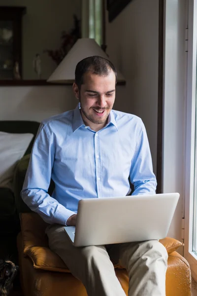 Homem multimídia multitarefa de negócios elegante em casa — Fotografia de Stock