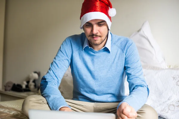 Элегантный бизнес многозадачный рождественский человек дома — стоковое фото