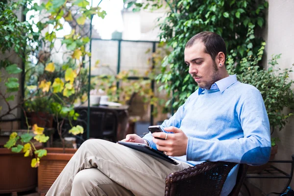 Homem multimídia multitarefa de negócios elegante em casa — Fotografia de Stock