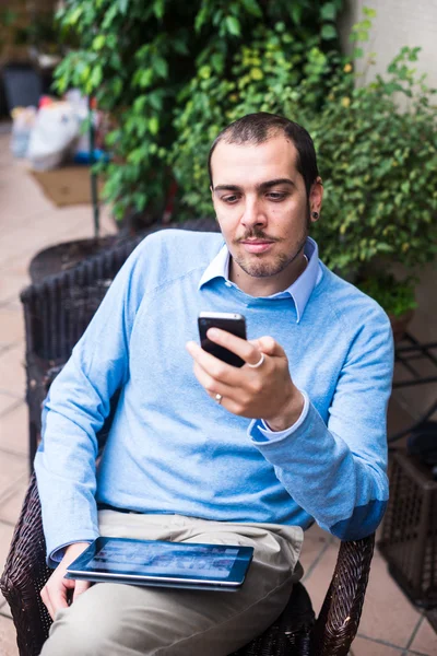 Homem multimídia multitarefa de negócios elegante em casa — Fotografia de Stock