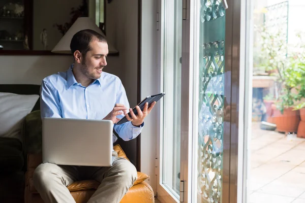 Homem multimídia multitarefa de negócios elegante em casa — Fotografia de Stock