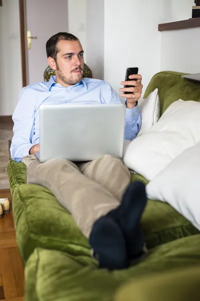 Elegante business multitasking multimediale uomo di casa — Foto Stock