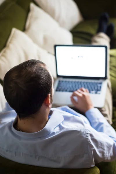 Homem multimídia multitarefa de negócios elegante em casa — Fotografia de Stock