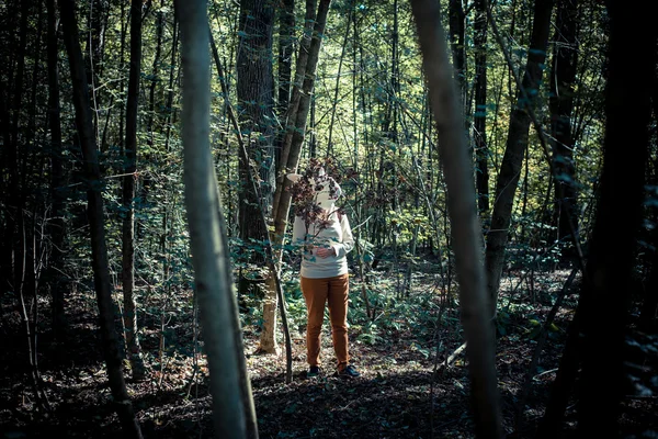 Joven hipster conejo máscara mujer en otoño —  Fotos de Stock