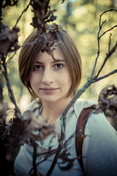 Giovane hipster capelli corti donna al telefono — Foto Stock