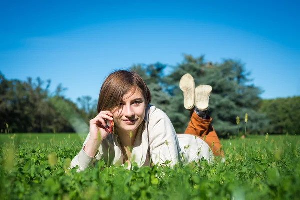 Jovem hipster mulher cabelo curto no telefone — Fotografia de Stock