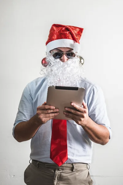 Komik Noel Baba uyguladıktan natale tablet kullanma — Stok fotoğraf