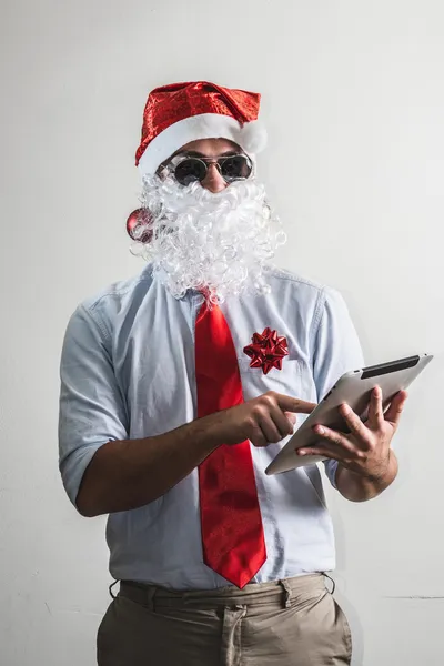 Roliga jultomten babbo natale använder tablet — Stockfoto