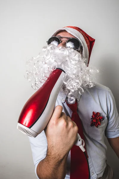 Divertido santa claus babbo natale con secador de pelo — Foto de Stock