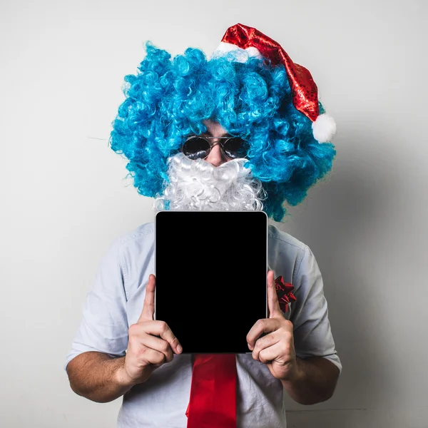 Grappige santa claus babbo natale met behulp van Tablet PC — Stockfoto