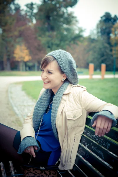 Jonge mooie vrouw — Stockfoto