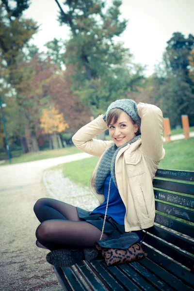 Jovem mulher bonita — Fotografia de Stock