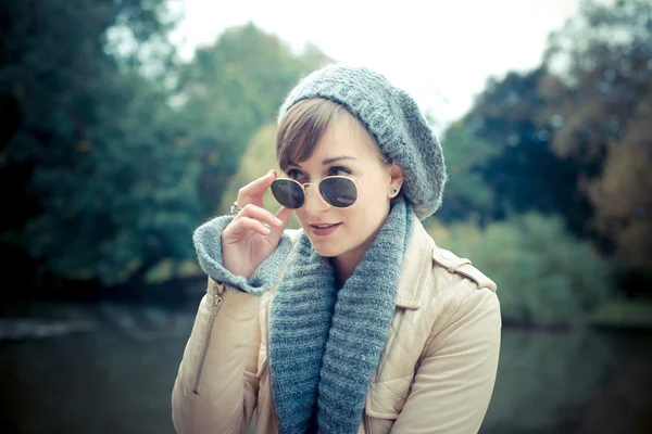 Jovem mulher bonita — Fotografia de Stock