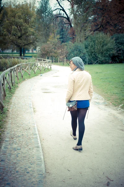 歩く若い美しい女性 — ストック写真