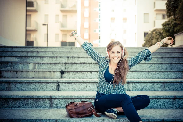 Belle jeune femme blonde hipster écouter de la musique — Photo