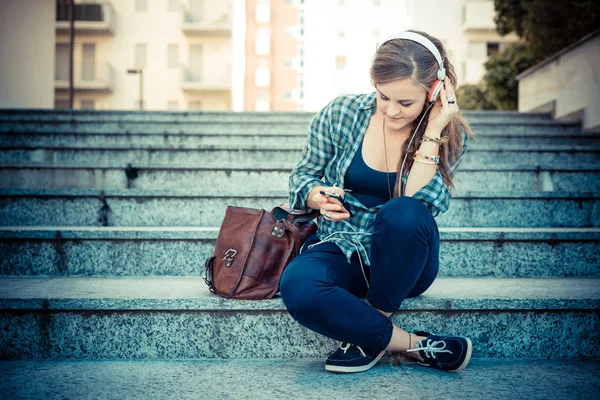 Piękna Młoda blondynka hipster kobieta słuchania muzyki — Zdjęcie stockowe
