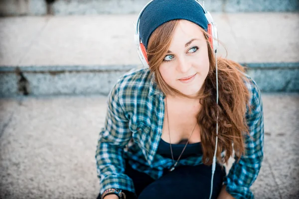 Schöne junge blonde Hipsterfrau, die Musik hört — Stockfoto
