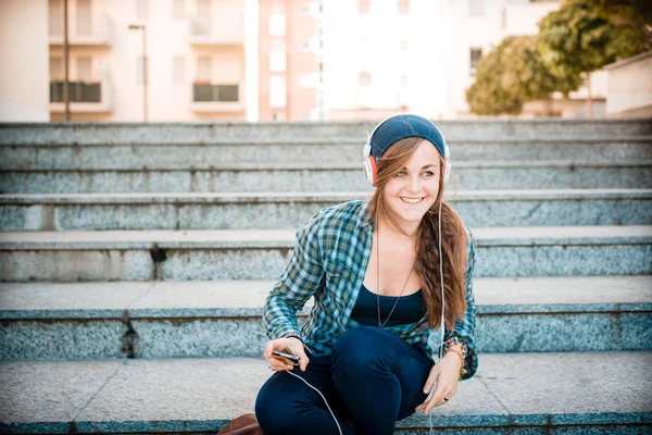 Vackra unga blonda hipster kvinna lyssnar musik — Stockfoto