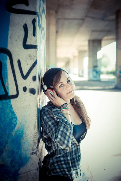 Beautiful young blonde hipster woman listening music — Stock Photo, Image