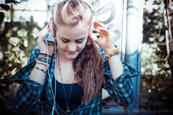 Bela jovem loira hipster mulher ouvir música — Fotografia de Stock