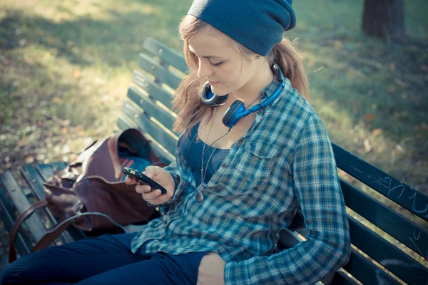 Belle jeune femme blonde hipster au téléphone — Photo